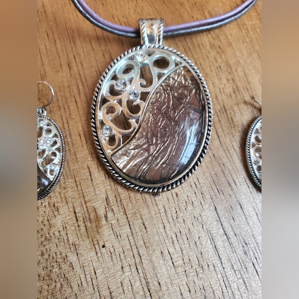 Elegant Silver and Brown Pendant Necklace